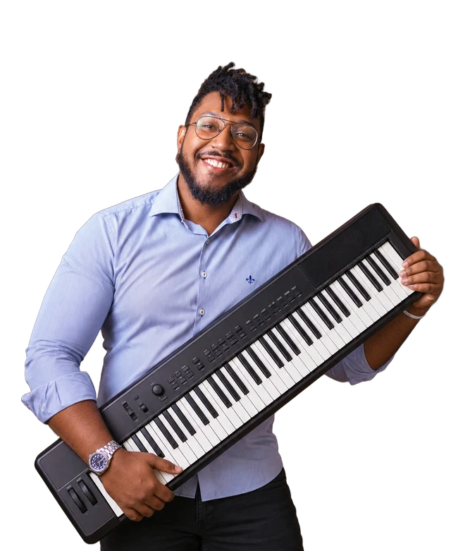 Jucelio Aguiar segurando um teclado